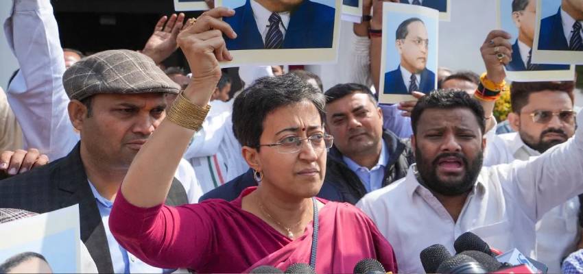 Delhi: AAP विधायकों को पुलिस ने विधानसभा में घुसने से रोका, धरने पर बैठीं आतिशी