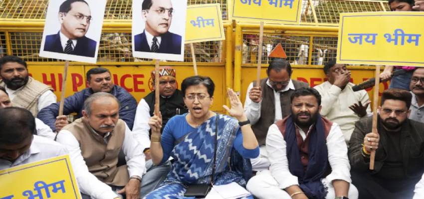 दिल्ली की राजनीति में तस्वीर पर खिंची तलवार, कल राष्ट्रपति मुर्मू से मिलेंगी आतिशी