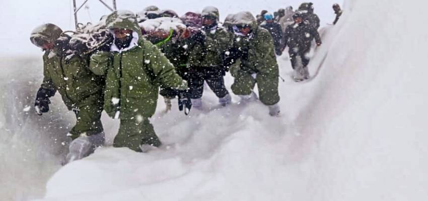 खराब मौसम और भारी बर्फबारी से रेस्क्यू टीम की बढ़ी मुश्किलें, माणा हिमस्खलन में फंसे 47 मजदूर