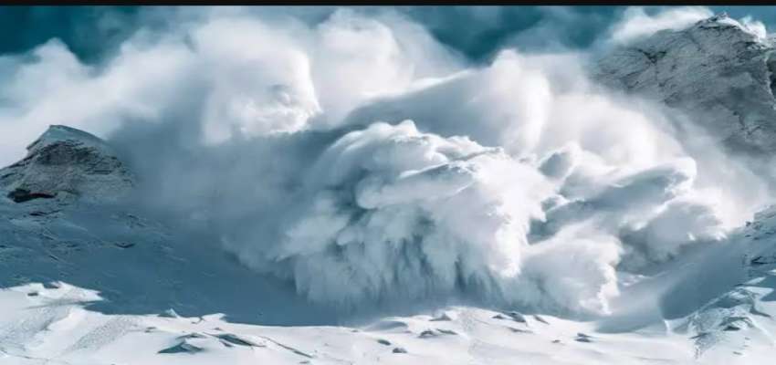 Chamoli Glacier Burst: 6 फीट बर्फ के नीचे 22 मजदूरों की तलाश जारी, राहत बचाव कार्य में बर्फबारी बनी बाधा