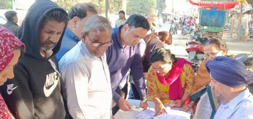 हरियाणा निकाय चुनाव के लिए वोटिंग शुरु, पोलिंग स्टेशन पर दिख रही भारी भीड़