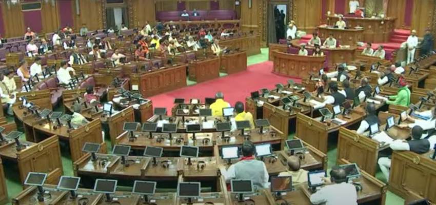 'मैंने सब देख लिया पर नाम नहीं लूंगा', UP विधानसभा में विधायक के पान मसाला खाकर थूकने पर बोले स्पीकर