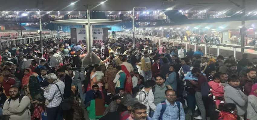 नई दिल्ली रेलवे स्टेशन पर मची भगदड़ पर एक्शन में रेलवे, कई अधिकारियों को अपने पद से हटाया