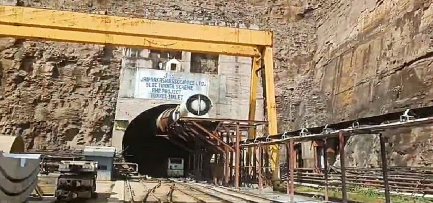 Telangana Tunnel Accident: तेलंगाना सुरंग हादसे में शव बरामद, बचाव दल मशीन काटकर निकालने में जुटा