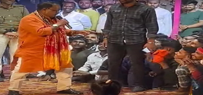 Bihar:  होली मिलन में जदयू विधायक का रंगीन अंदाज, मंच पर ठुमके लगाकर बोले - हम रोज चुम्मा लेते हैं