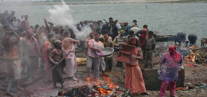 जलती चिताओं के बीच मणिकर्णिका घाट पर खेली गई भस्म होली, विदेशी टूरिस्ट भी हुए सराबोर