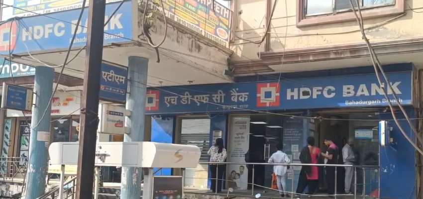 Haryana Crime: बहादुरगढ़ में बदमाशों ने पहले युवक के साथ की मारपीट, फिर लूट ले गए पैसों से भरा बैग