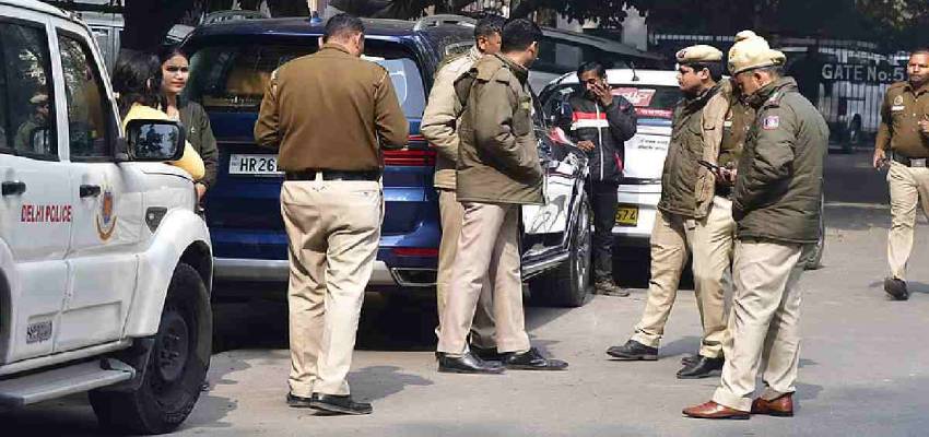 रोमियो स्क्वाड की तर्ज पर दिल्ली में बनेगी टीम, मनचलों को सबक सिखाएगा “शिष्टाचार स्क्वाड”