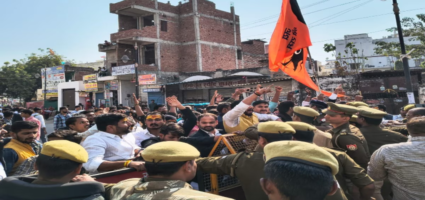 मस्जिद के सामने किया हनुमान चालीसा का पाठ, यूपी पुलिस ने किया केस दर्ज