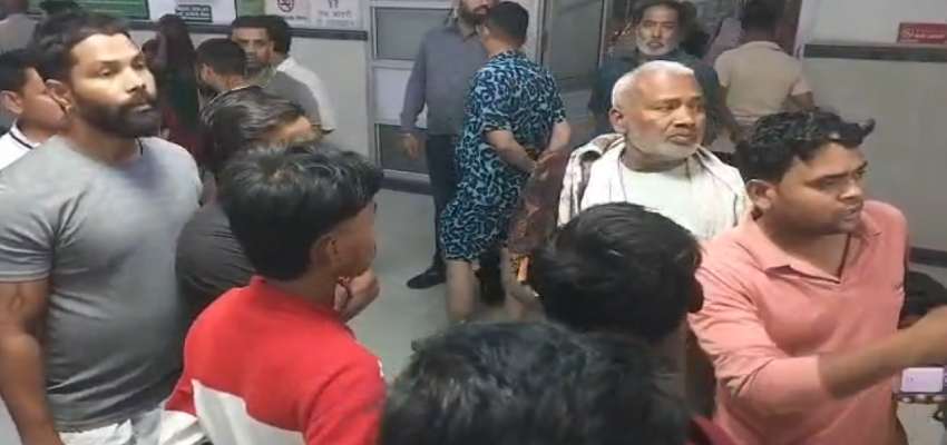 गैस सिलेंडर में लगी आग, बाप-बेटा और बेटी सहित गैस एजेंसी के कर्मचारी बुरी तरह झुलसे