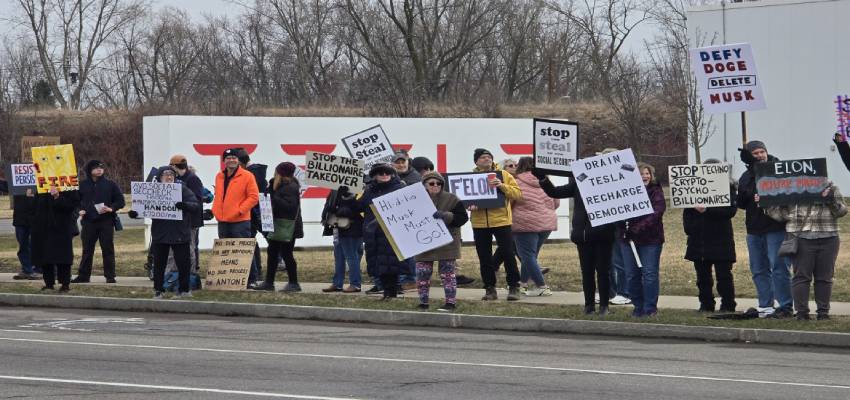 एलन मस्क की मुश्किलें बढ़ीं! सड़कों पर उतरे लोग और फूंक दी टेस्ला की कारें, आखिर क्यों मांग रहे इस्तीफा?