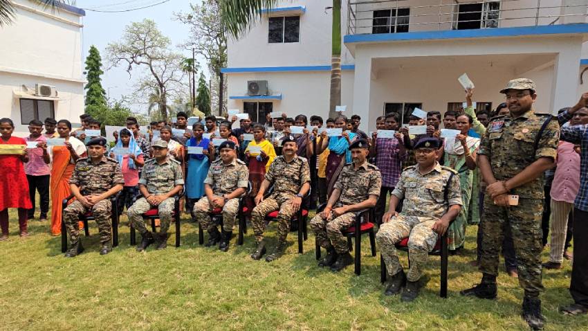 पीएम मोदी के छत्तीसगढ़ दौरे से पहले मिली खुशखबरी, बीजापुर में 50 नक्सलियों ने किया सरेंडर, जानें कितना था इनाम