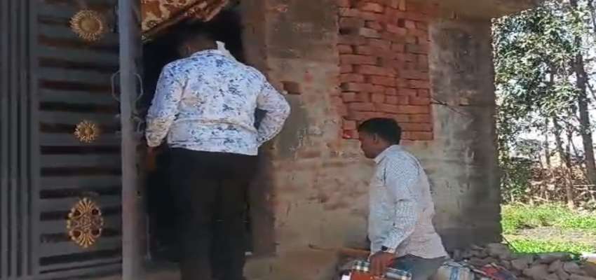 UP News: गोरखपुर के चौरीचौरा में मां-बेटी की निर्मम हत्या, घर में कैद मिली बड़ी बेटी, बेंगलुरु में बेटा