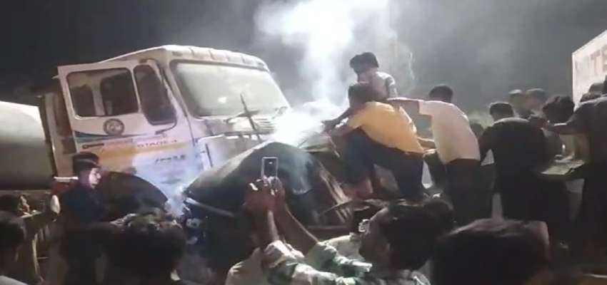 गूगल मैप के जरिये जा रहे थे दिल्ली, ट्रक की चपेट में आई कार, 2 युवतियों की मौत