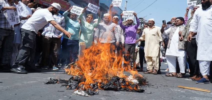 वक्फ बिल पर देशभर में सड़कों पर उतरे लोग, जानें कहां-कहां हुआ जमकर प्रदर्शन