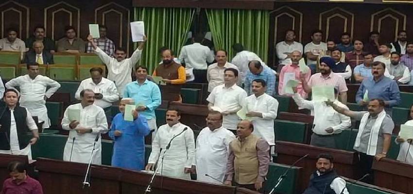 वक्फ कानून पर जम्मू-कश्मीर विधानसभा में छिड़ा संग्राम! सदन की बेल तक पहुंचे NC विधायक