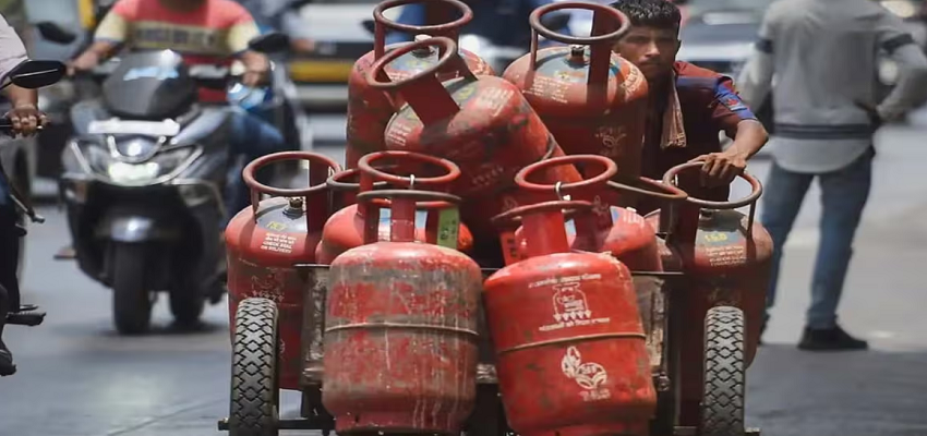 एक और बढ़ोतरी का एलान, सरकार ने LPG के दाम में किया 50 रुपये का इजाफा!
