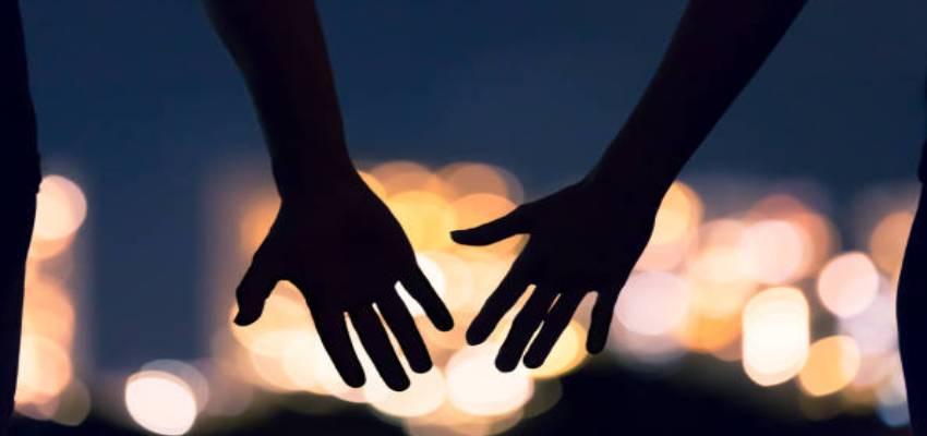 आधी रात को प्रेमिका से मिलने पहुंचा तो परिवार ने दी ऐसी सजा, युवक को कर दिया लहू-लुहान