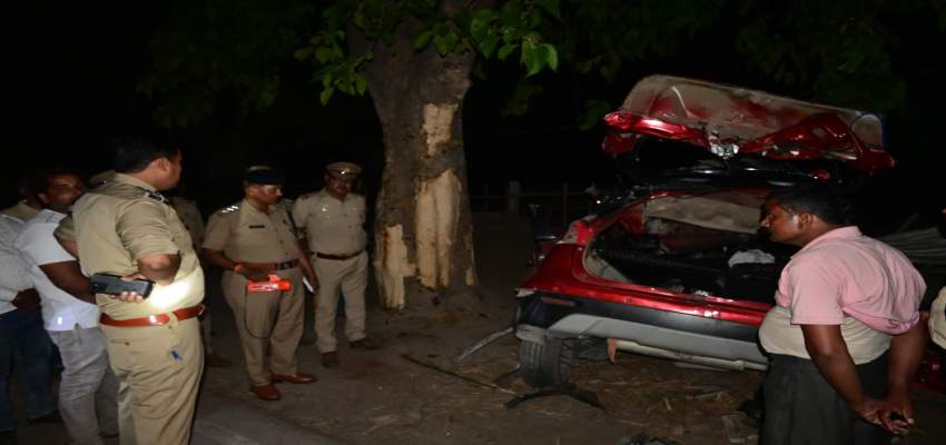 कुशीनगर में भीषण सड़क हादसा, बारात जा रही कार पेड़ से टकराई, 6 लोगों की मौत, 2 गंभीर