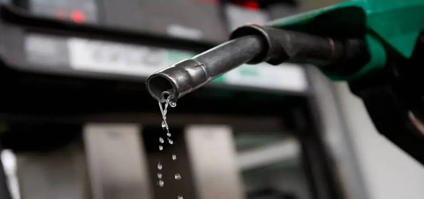 Explained: कच्चा तेल गिरकर 4 साल के निचले स्तर पर, तो फिर भी क्यों नहीं घटे पेट्रोल-डीजल के दाम?