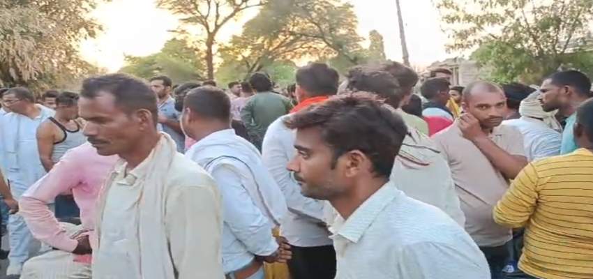 रीवा में एक तेज रफ्तार बस ने बाइक को मारी टक्कर, 3 युवकों की मौत; हादसे के बाद पलटी बस