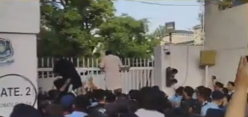 इस्लामाबाद में भारतीय दूतावास पर हंगामा, प्रदर्शनकारियों ने किया घेराव; गेट पर चढ़े