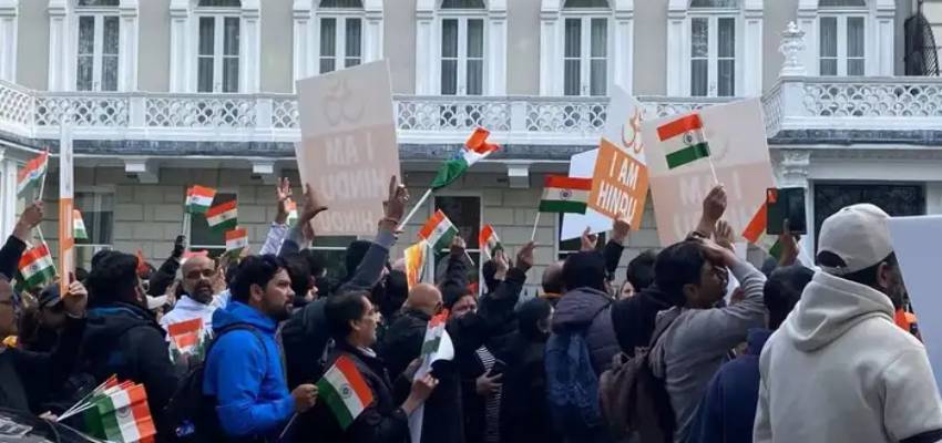 पाकिस्तानी उच्चायोग के बाहर पहलगाम हमले के विरूद्ध विरोध प्रदर्शन, पाक अधिकारी का आतंकी चेहरा आया सामने