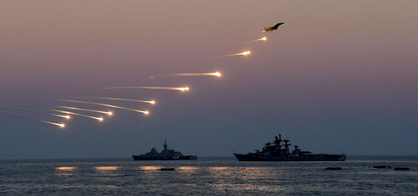 पाक की हरकतों पर भारत का पलटवार, समंदर में पहुंचे जंगी जहाज; तटीय मोर्चों से गरजेंगी बंदूकें