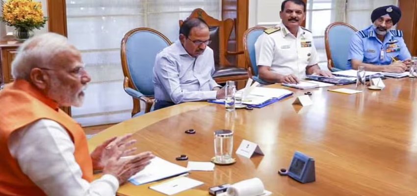 PAK पर कार्रवाई से पहले बड़ी हलचल, नेवी के बाद एयरफोर्स चीफ ने PM से की अहम मुलाकात