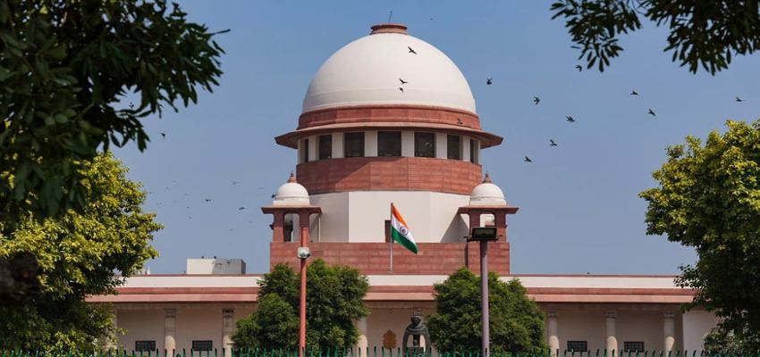 खुद को मुगलों का वंशज बताकर मांगा लाल किला, CJI ने पूछा - ताजमहल क्यों नहीं मांगते?'