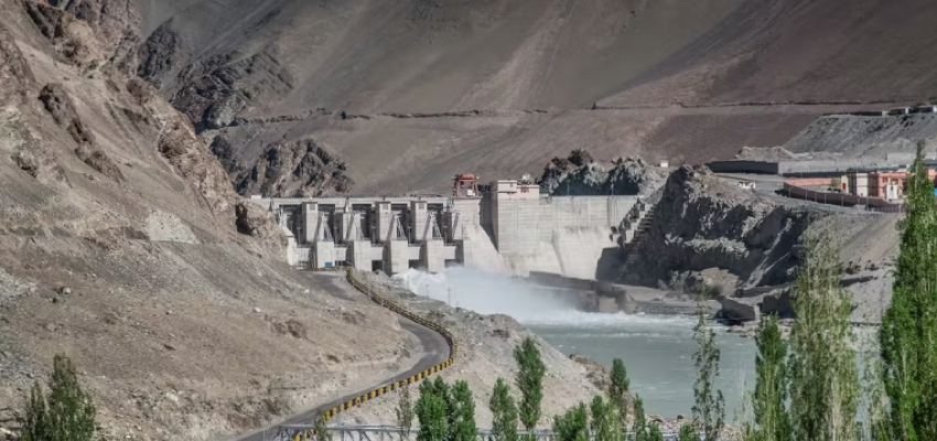 जल संकट से घिरा पाकिस्तान, सिंधु नदी से पानी रोक भारत बना रहा 10 हजार मेगावॉट बिजली