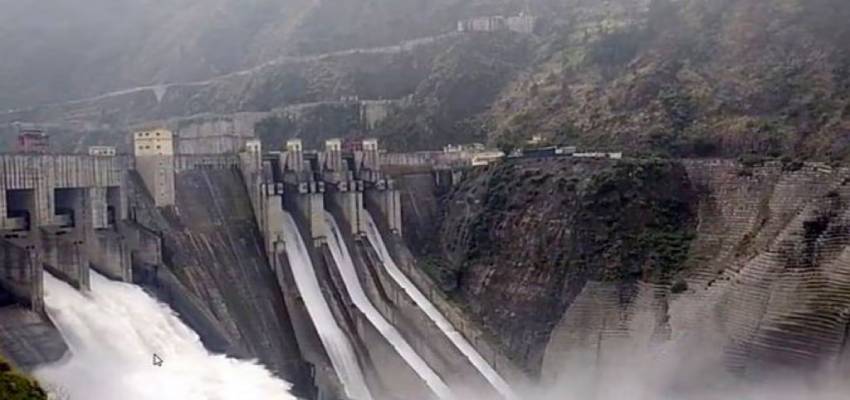 पाकिस्तान पर भारत का चौतरफा हमला, बगलिहार बांध के दरवाजे खोले, PAK में बाढ़की आशंका