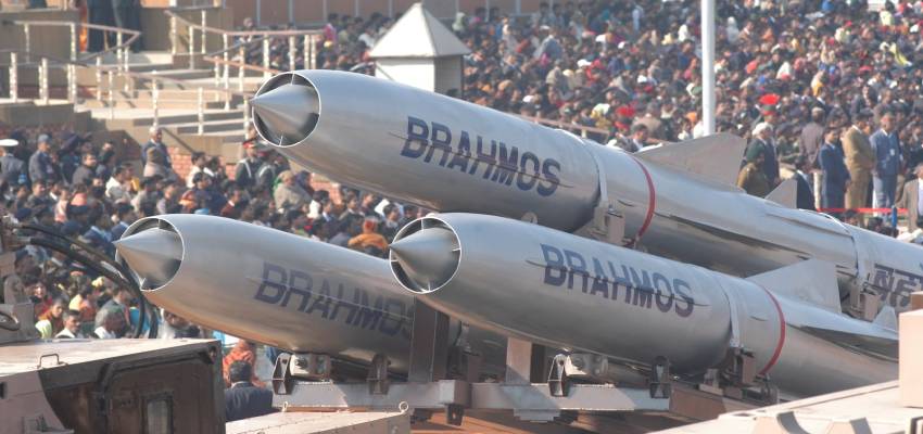 सेना की जवाबी कार्रवाई में चार पाकिस्तानी एयरबेस तबाह, LOC पर गोलाबारी में 3 की मौत