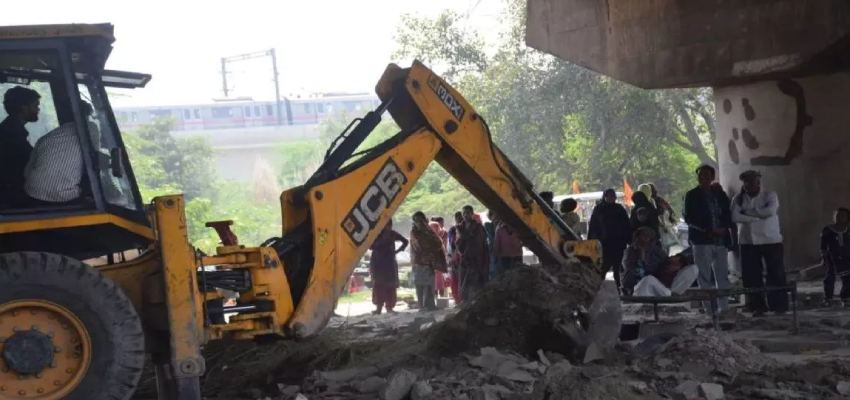 दिल्ली के तैमूर नगर के बाद अब मद्रासी कैंप पर चलेगा बुलडोजर, हाईकोर्ट ने दिया आदेश