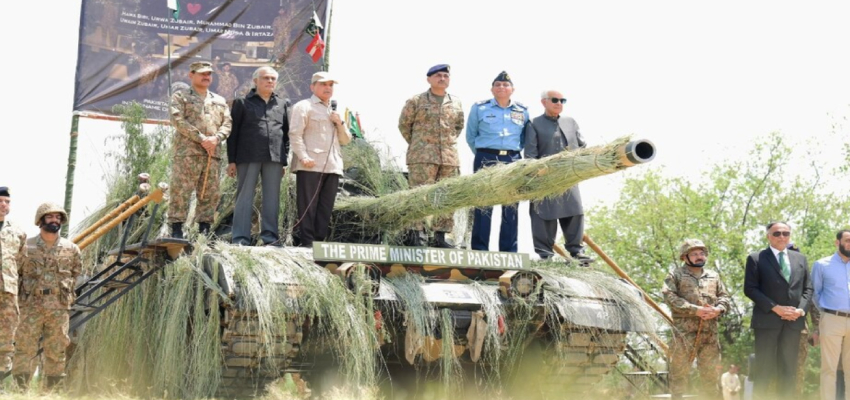 Pakistan PM: टैंक पर चढ़ शहबाज शरीफ ने सेना किया संबोधित, कहा- रिटायरमेंट के बाद किताब लिख कर बताऊंगा आपकी 'बहादुरी'