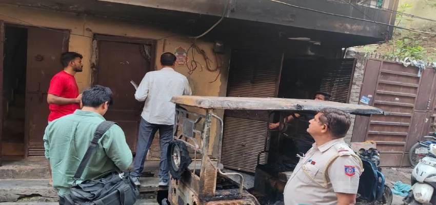 Delhi Fire:  ई-रिक्शा चार्च करते समये शॉर्ट सर्किट की वजह से इमारत में लगी आग, 6 लोग हुए बेहोश