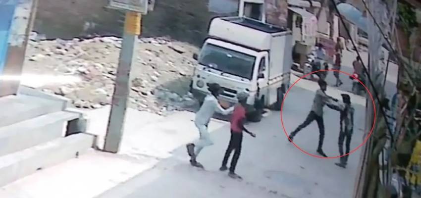 Delhi: बुराड़ी में नाबालिग की दिनदहाड़े हत्या, 15 बार चाकू से किया हमला, पुलिस जांच में जुटी