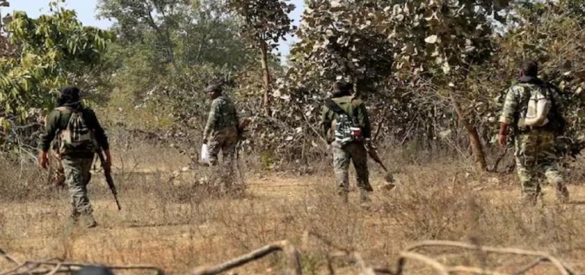 छत्तीसगढ़ में नक्सलियों का मनोबल हुआ चकनाचूर, बसवा राजू के एनकाउंटर के बाद 18 माओवादियों का आत्मसमर्पण