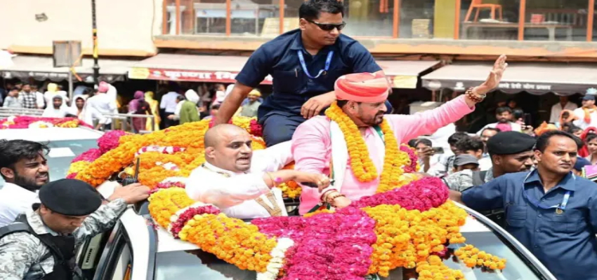 पॉक्सो एक्ट से बरी होने के बाद बृजभूषण सिंह का शक्ति प्रदर्शन, 10 हजार समर्थकों के साथ पहुंचे अयोध्या