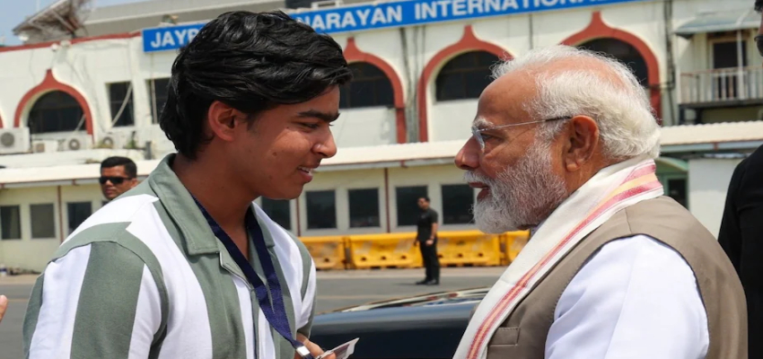 14 साल के वैभव की पीएम मोदी से मुलाकात, स्टार क्रिकेटर ने पैर छूकर लिया आशीर्वाद