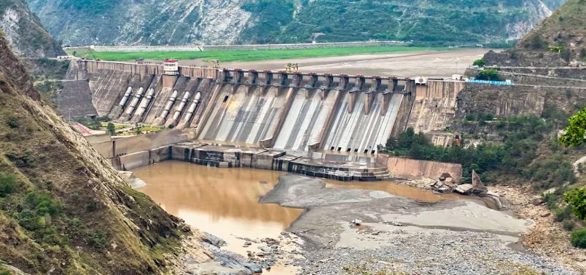 पाकिस्तान में पानी के लिए मचा हाहाकार, चिनाब नदी के सूखने से फसलों पर मंडरा रहा खतरा