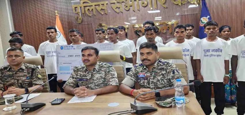 नक्सलियों की टूट रही कमर! सुकमा पुलिस के सामने 16 माओवादियों ने डाले हथियार