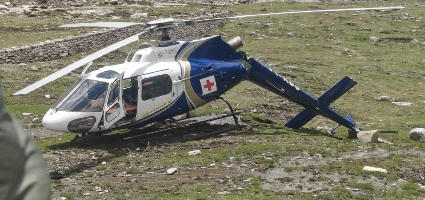 केदारनाथ धाम की उड़ान के दौरान हेलिकॉप्टर की सड़क पर  हुई इमरजेंसी लैंडिंग