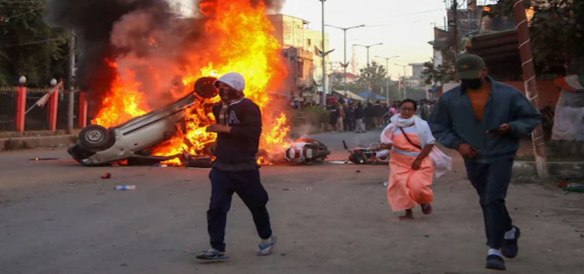 मणिपुर में बेकाबू हिंसा, सरकारी कार्यालयों में आगजनी; सुरक्षाबलों पर पथराव