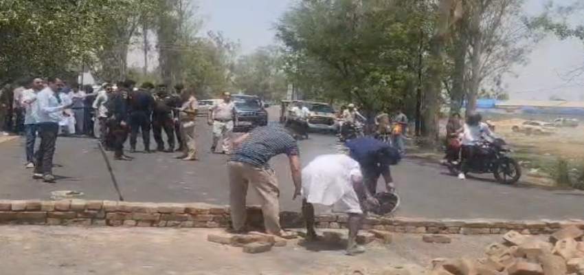 पिहोवा में बीचों-बीच एक व्यक्ति ने खड़ी की दीवार, कहा- प्रशासन उनकी जमीन पर जबरदस्ती बनाई सड़क