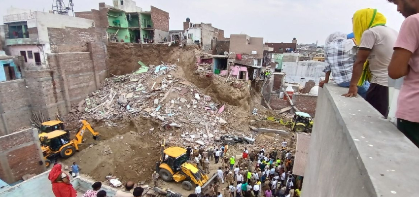 मथुरा में मिट्टी धंसने से कई मकान जमींदोज, 3 की मौत; SDRF और NDRF की टीम ने संभाला मोर्चा