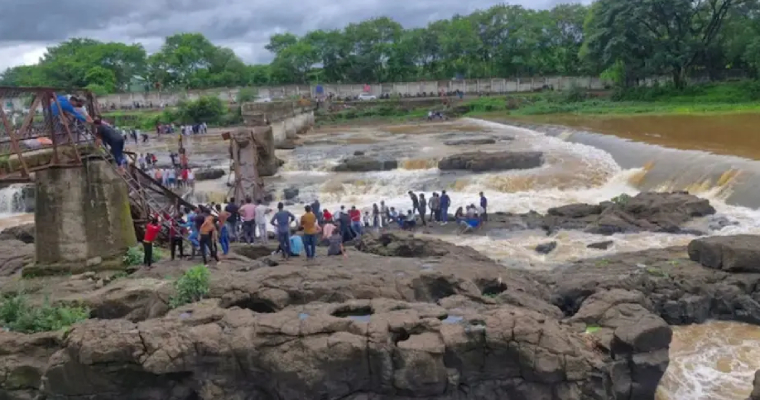 पुणे में इंद्रायणी नदी पर बना पुल ढहा, 20 से 25 पर्यटक बह गए