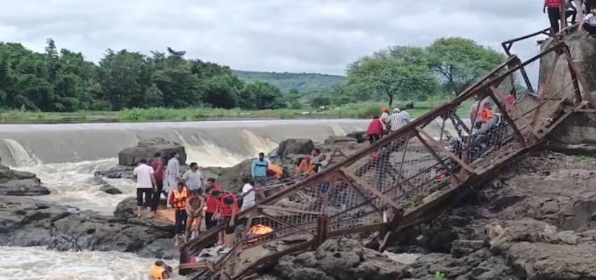 पुणे के इंद्रायणी नदी पर बना पुल टूटा, 2 लोगों की मौत, 35 लापता
