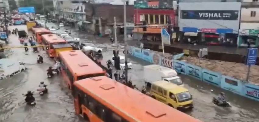 दिल्ली की जनता को गर्मी से मिली राहत, सड़कें बनी तालाब; जगह-जगह टैफिक जाम