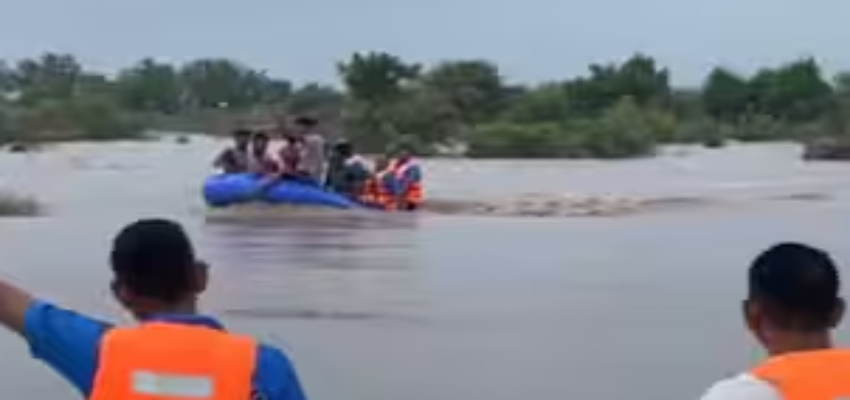 गुजरात के बोटाद में बाढ़ का कहर, नदी में कार बहने से 4 की मौत; 3 लापता